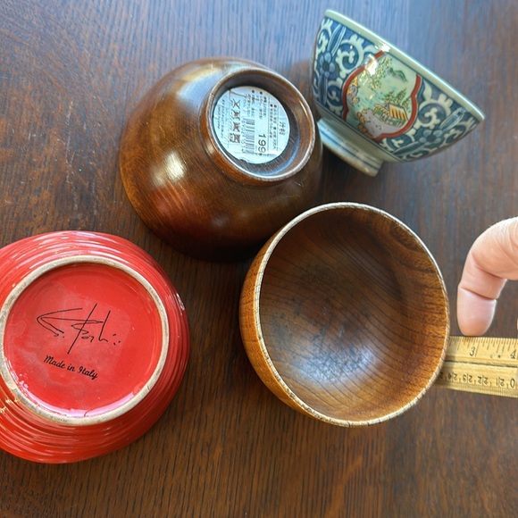 4 wee bowls. 3 from Japan: 2 wood and 1 ceramic w sweet painted theme +1 Italy - Picture 13 of 16